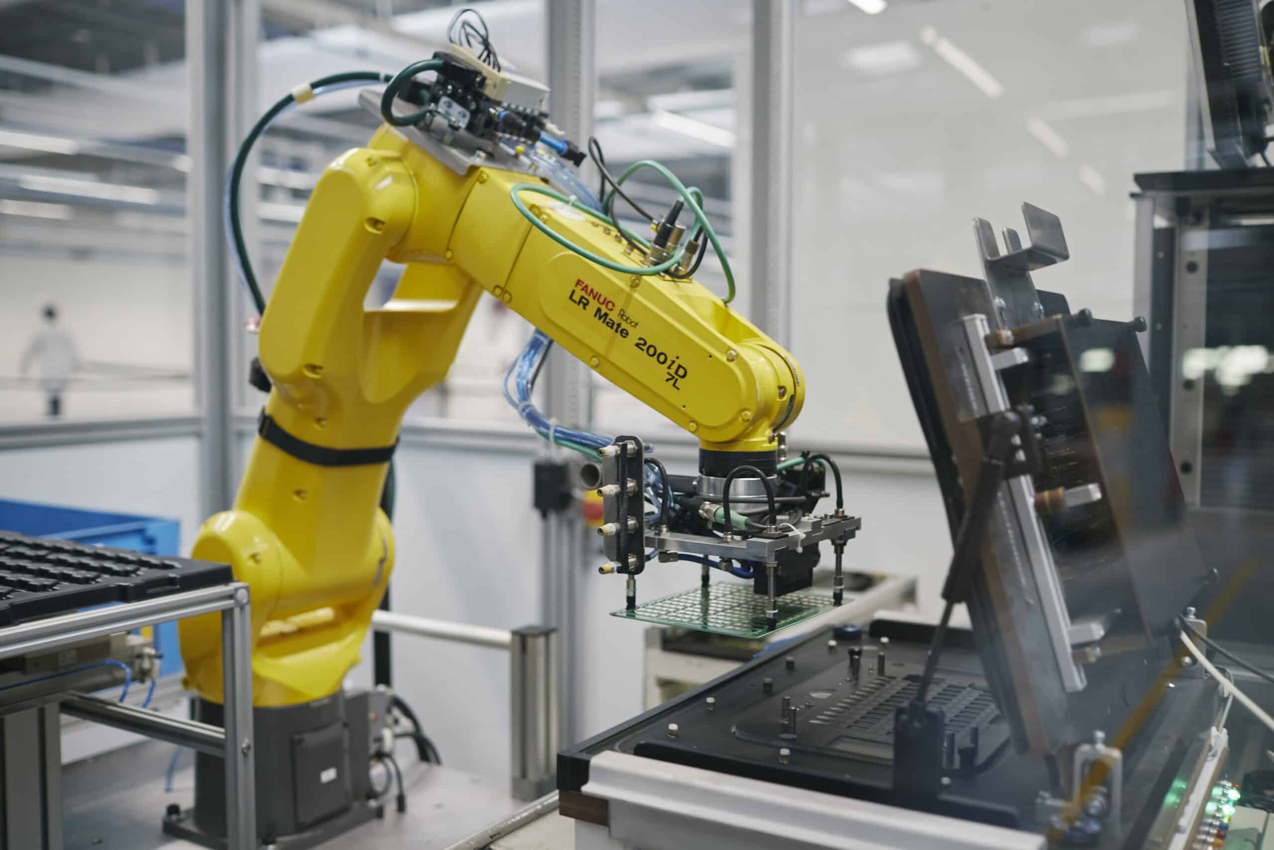 Fertigung
Roboter, der mit elektronischen Karten hantiert