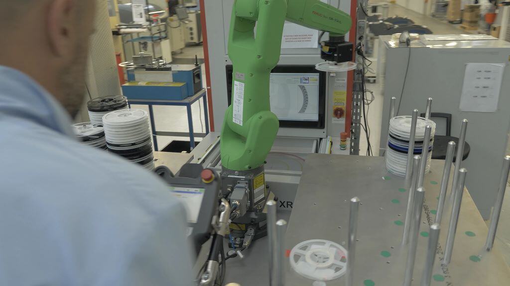 Exemple de cobot utilisé sur les machines de comptage à rayons X